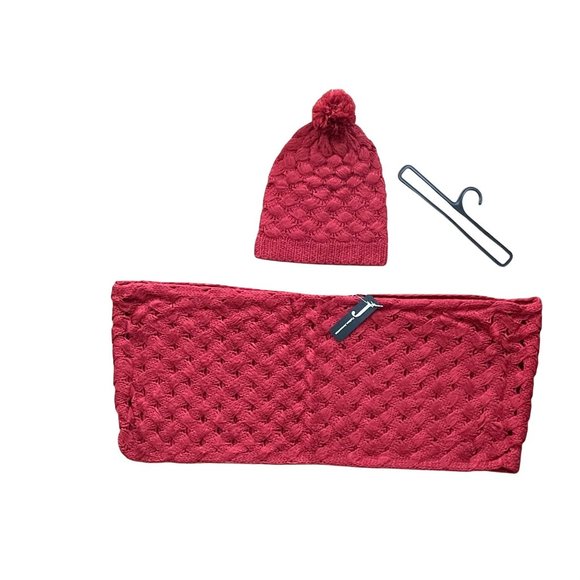 WOMENS RED LIGHT WEIGHT KNITTED BEANIE & INFINITY SCARF SET - SZ: OS - Picture 4 of 5
